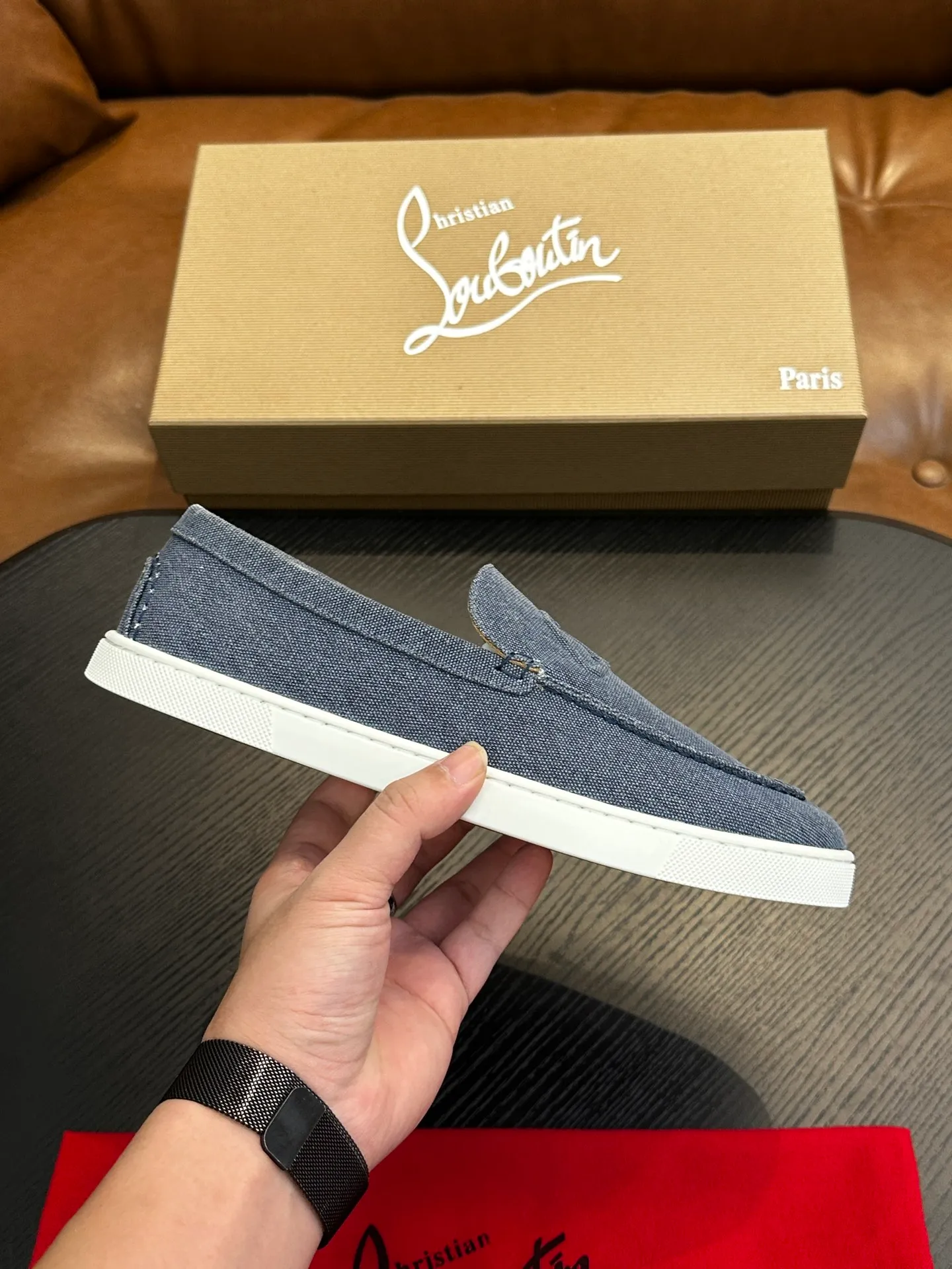 P760💰Christian Louboutin (red-soled shoes) Italian men’s casual sneakers are shipped! Each pair of shoes from this Italian handmade shoe brand has a simple and classic design, which is very comfortable and versatile! The upper fabric of this shoe is made of imported cowhide, with high-end and comfortable cowhide lining! The outsole is made of original rubber bottom sheets and is lined with cowhide! Brand-specific molded footbed, exclusive private mold control! Original box packaging, with shoe storage bag! 39 40 41 42 43 44 (38 45 46 customized)